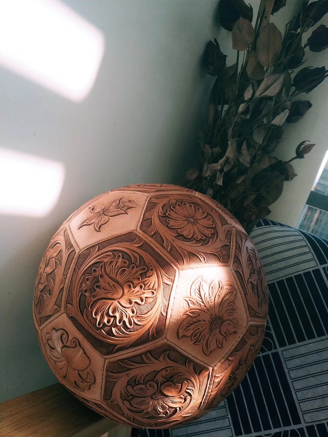 手工皮雕足球（图ZMTUwNDMxNzAw） - 工艺品设计 - 站酷设计师circle皮雕手作理原创素材 - 站酷ZCOOL