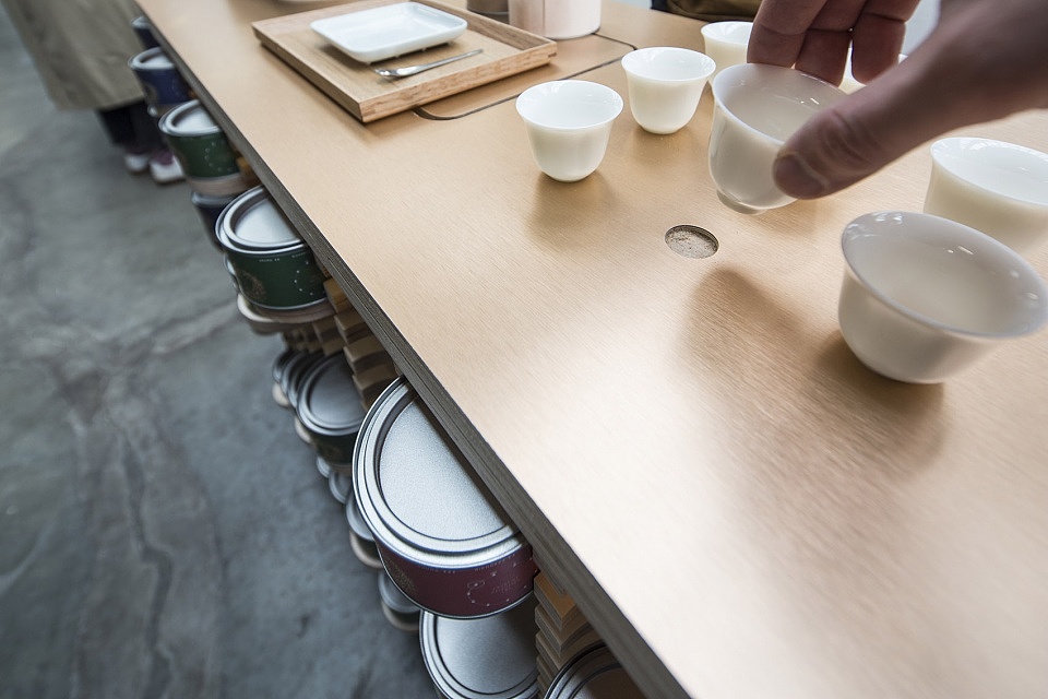 ▼品茗杯被井然有序地摆放在柜台上面,serving cups neatly laid out on the countertop