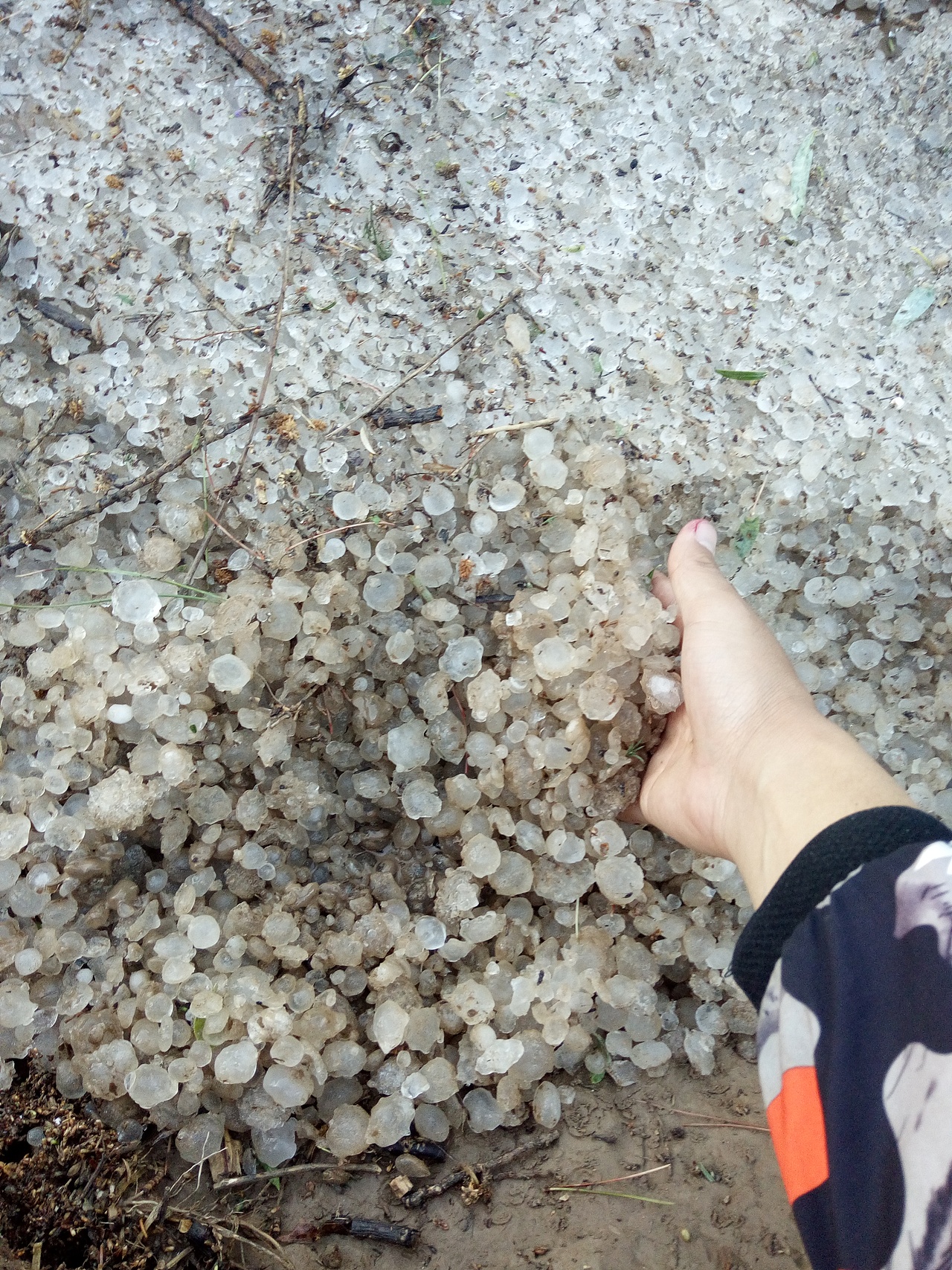雨后的积水中的小超市!