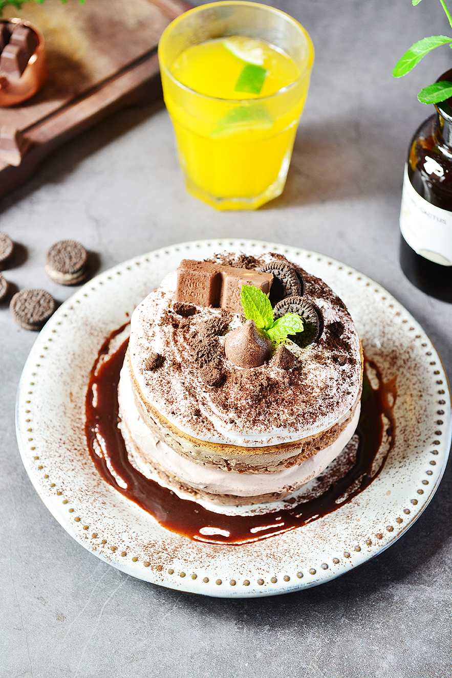 “松饼假日”,假日两个字
给人一种轻松惬意的氛围<br>来这家店的第一个选择当然是松饼啦!<br><br><br>-奥利奥巧克力松饼<br><br>爱吃巧克力的泥萌可不能错过这一款!<br>巧克力酱铺满底层<br>丝丝润滑,入口醇香<br>奥利奥研磨成粉,精心摆盘<br>绿叶的点缀,营造出春天般的活力气息