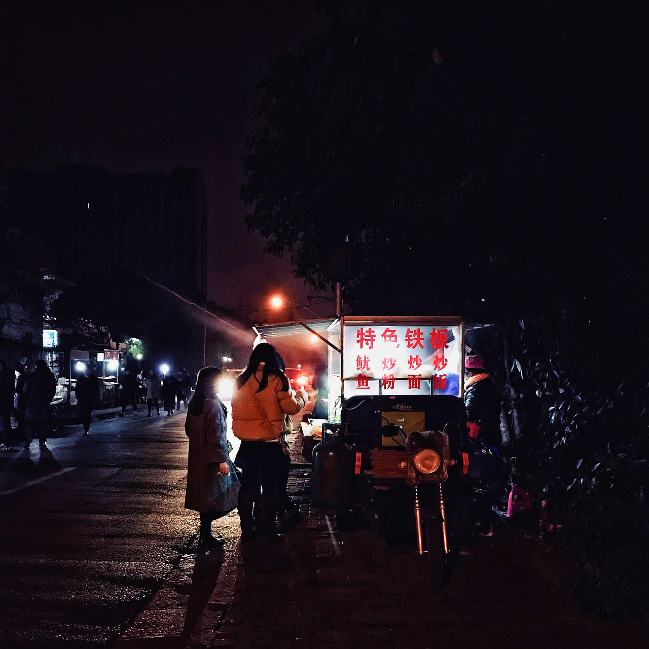 原本在舟山东路的后半截 还是有很多路边摊的 等我认真想要去拍的时候 这边的小摊都被赶走了 这是很早之前拍的