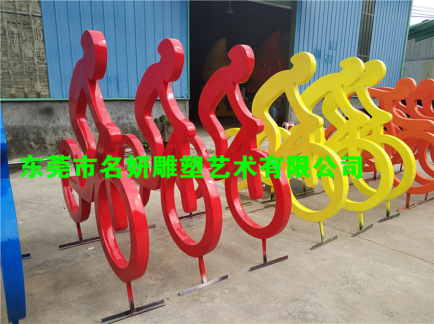 闪电奔跑的玻璃钢骑行人物雕像为市民提供穿行珍贵体验