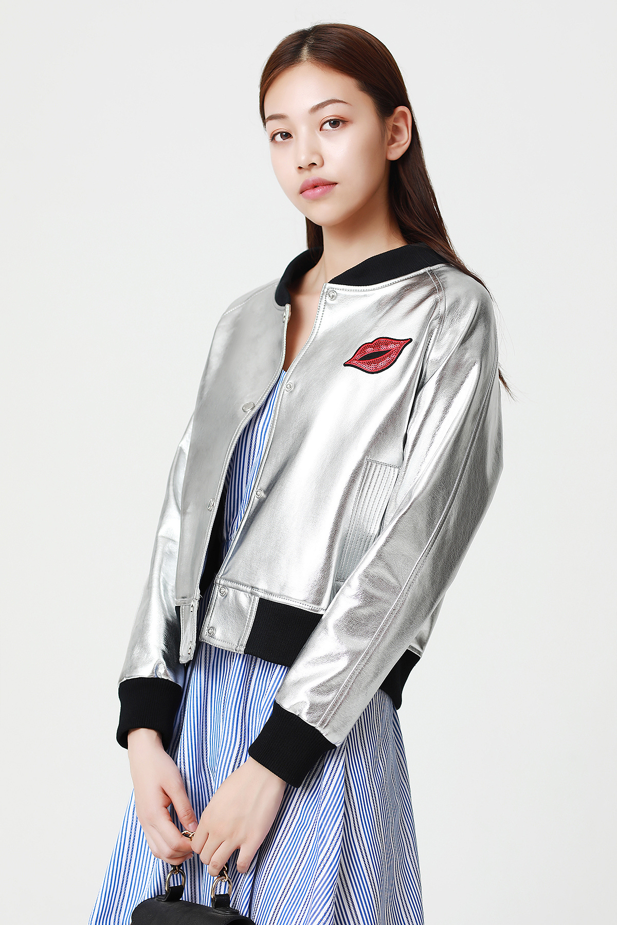 女装模特网店拍摄中国女模皮衣细节