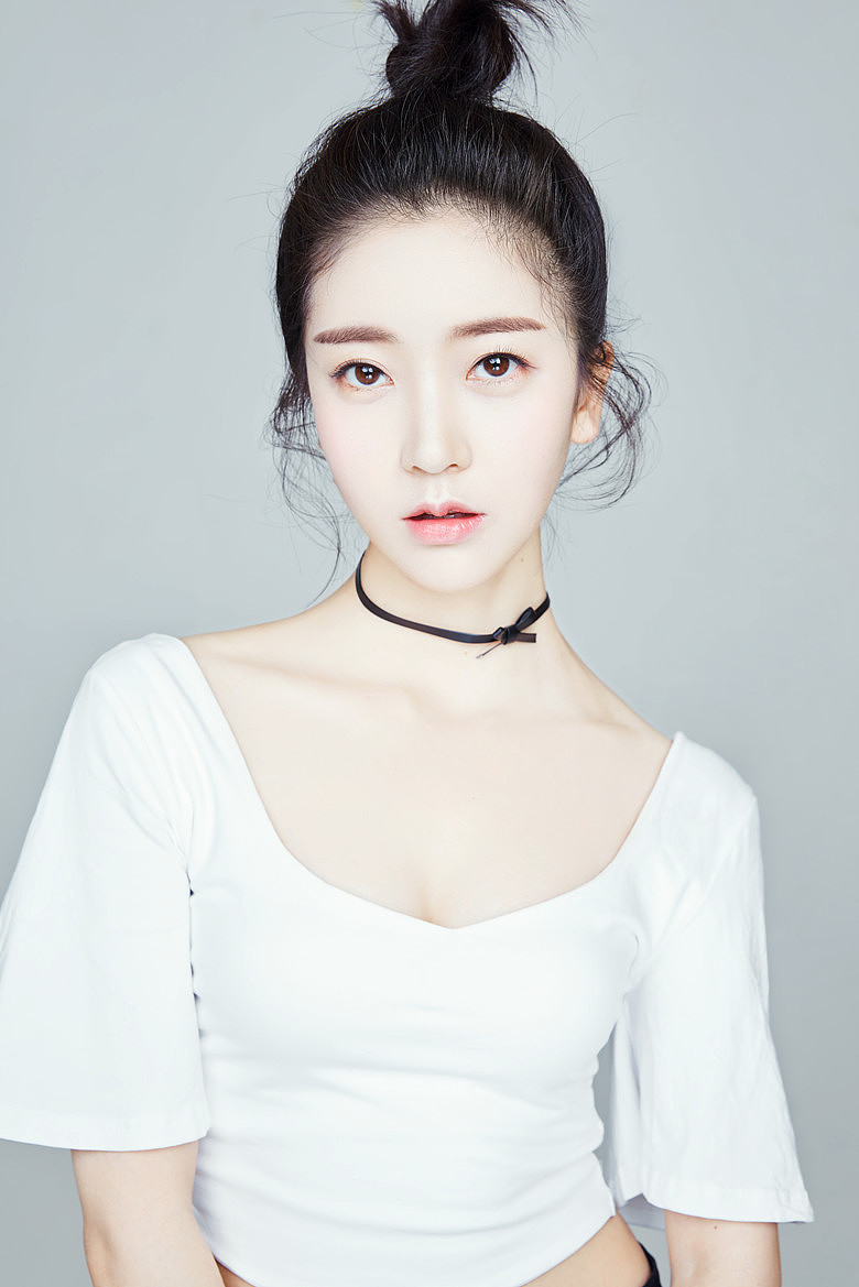 艺人费伟妮（图ZMTA2NzkzMDQ4） - 人像摄影 - 站酷设计师漂白狗原创素材 - 站酷ZCOOL