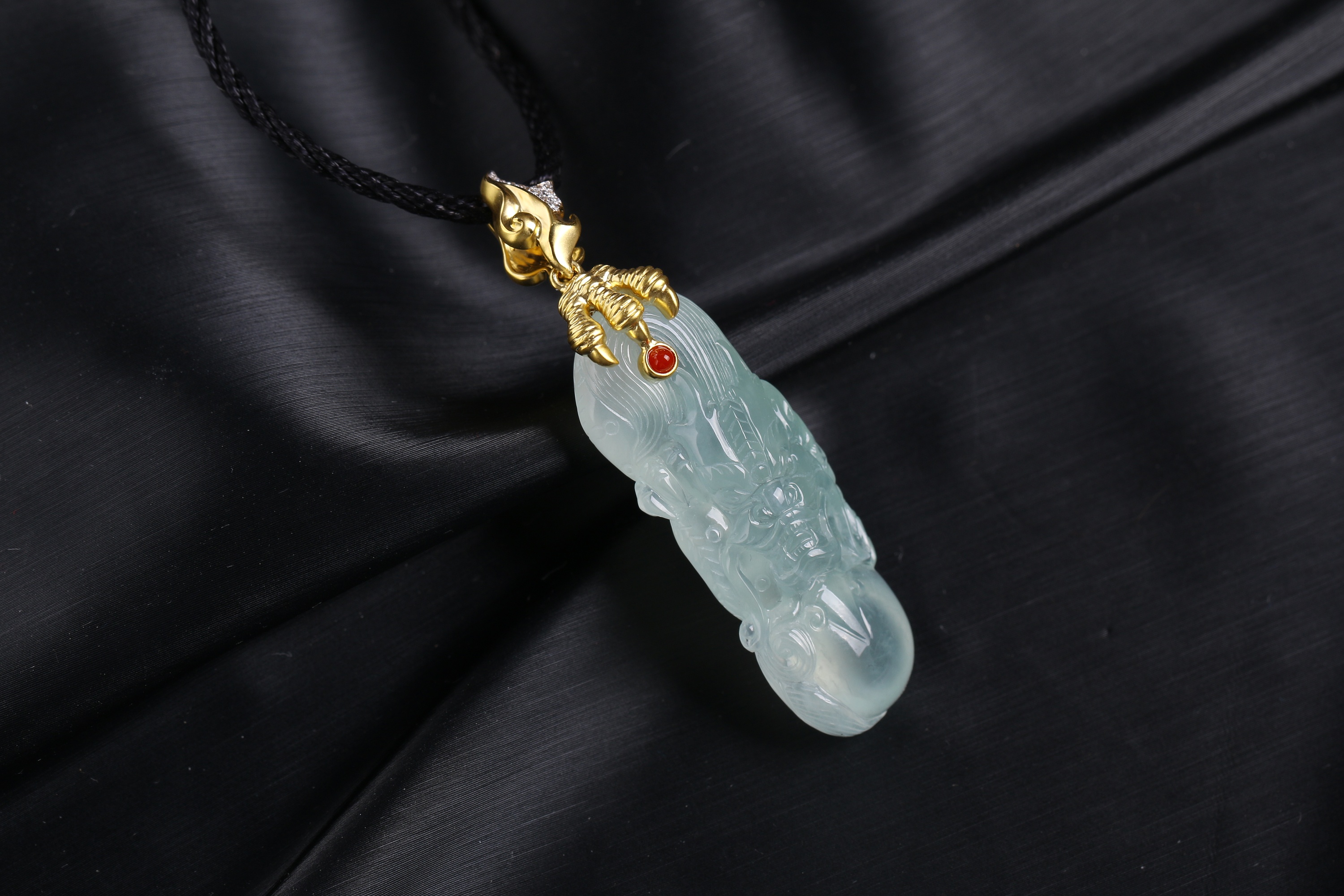 蚂蚁创意镶嵌翡翠龙牌巧镶金爪