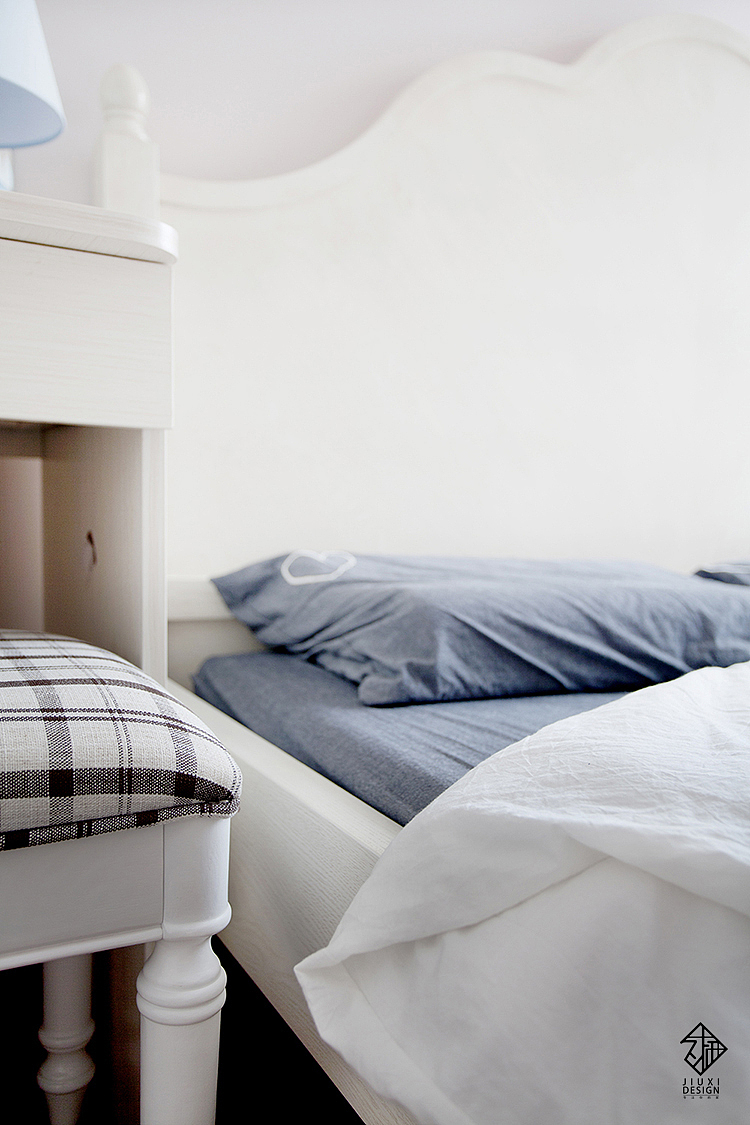 力求素雅简洁,不过分的去追求多余的复杂华丽,实用性上又追求高雅气质,精致美观的舒适体验。白色的基调无论从何搭配,都会是居住空间充满温馨。