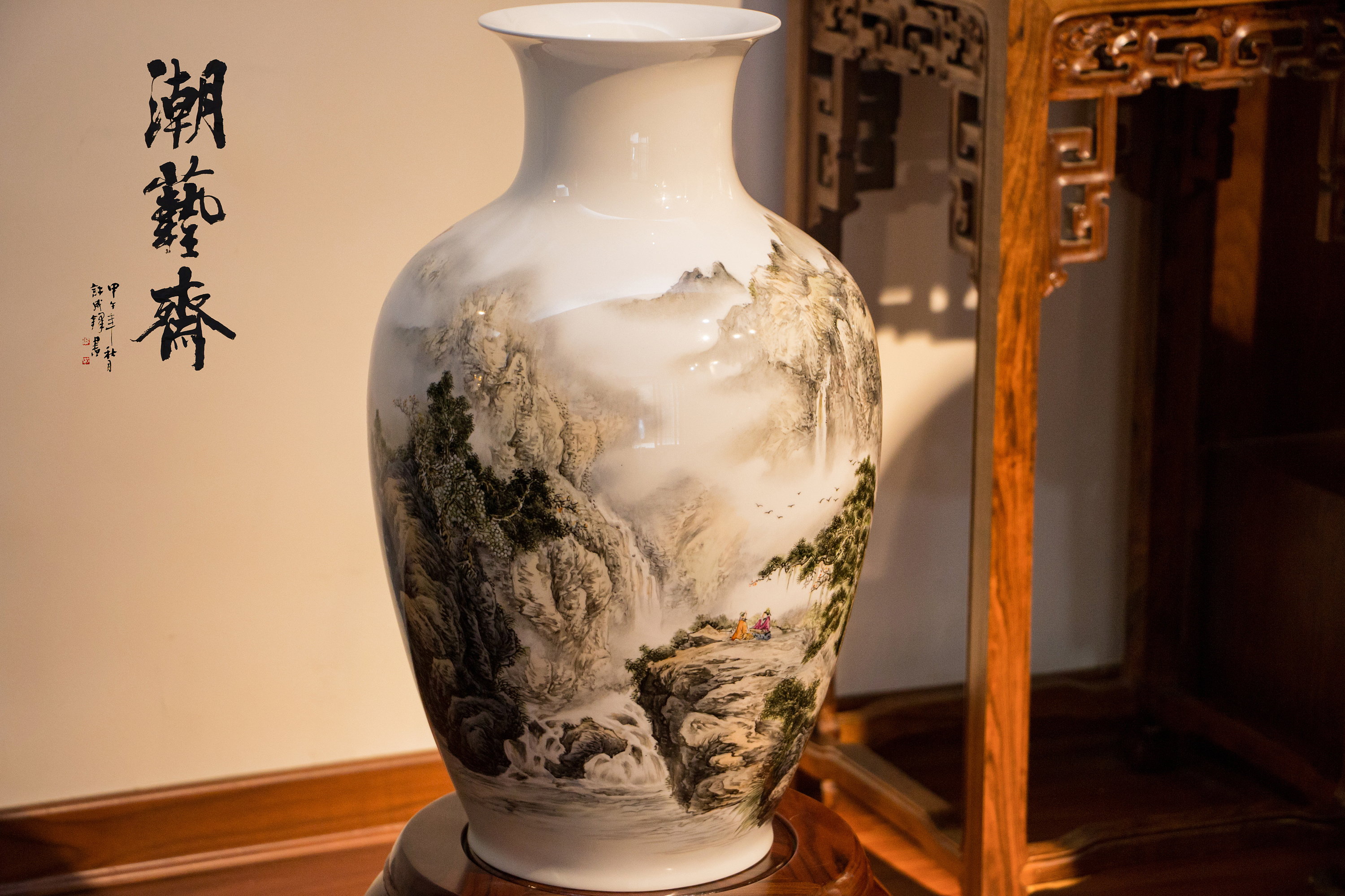 潮彩骨瓷花瓶幽谷鸣泉图纯手绘