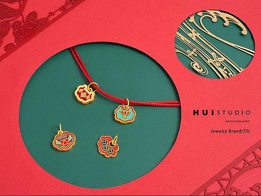 首飾拍攝——TSL謝瑞麟紅色婚禮國(guó)潮（個(gè)人主頁(yè)-ZNDc0NzI1Njg=） - 產(chǎn)品攝影 - 站酷設(shè)計(jì)師林冬慧原創(chuàng)素材 - 站酷ZCOOL