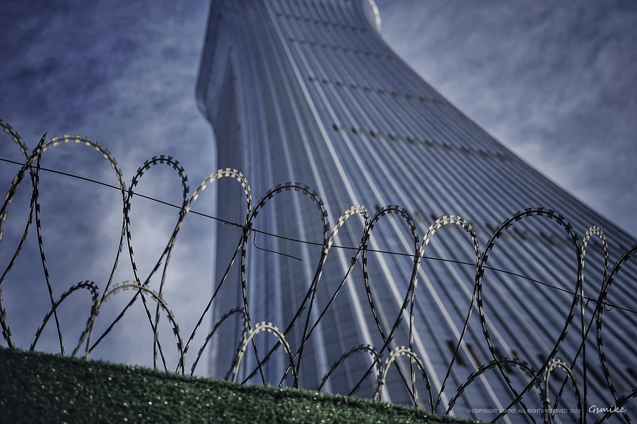 对长期处于囚禁状态下的灵魂来说,有形的铁丝网拆除了,无形的铁丝网依然矗立着
<br>