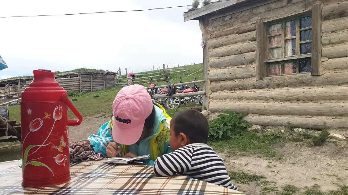 看来小孩子对画画很感兴趣呀