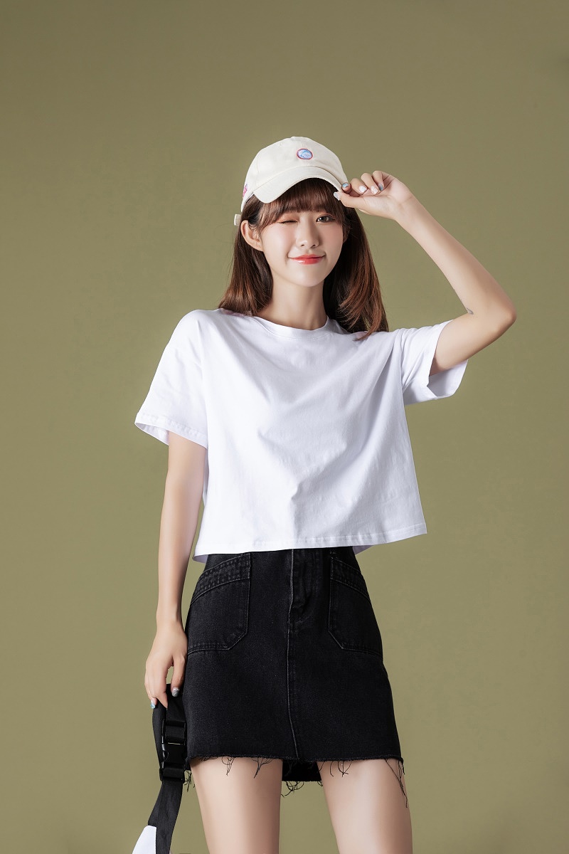 棚拍t恤打底牛仔裤纯色背景拍摄短袖短t模特拍摄