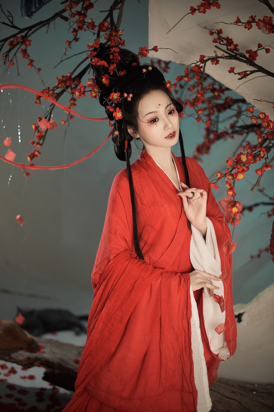 白墙下的红梅（图ZMzI1MjUxNzI0） - 人像摄影 - 站酷设计师摄影师王野原创素材 - 站酷ZCOOL