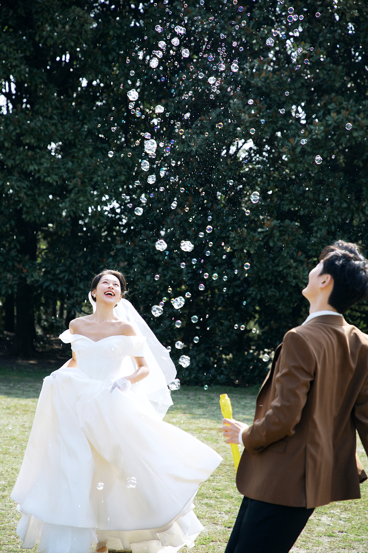 安利给备婚的小姐姐们,高级感电影风草坪婚纱照