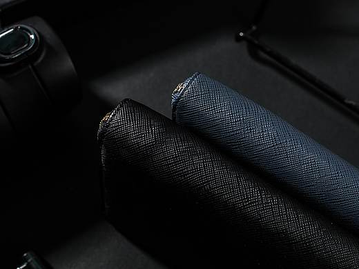 支持无线充电的拉链款钱包