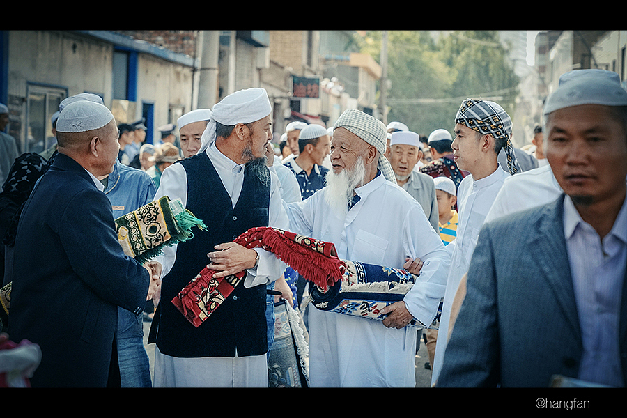 开斋节礼拜结束后,满街全是伊斯兰教,拍照,聊天,友好的互相打招呼,整条街被和谐铺满