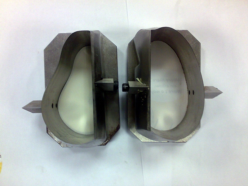 切割水果便签用的刀模，需要配合专门机器使用。和传统印刷厂用的钢片刀模区别很大，钢片刀一次性切割30-40页，做出来的产品会有明显的分段，而五金刀我们一次切1200页可以做到不变形。