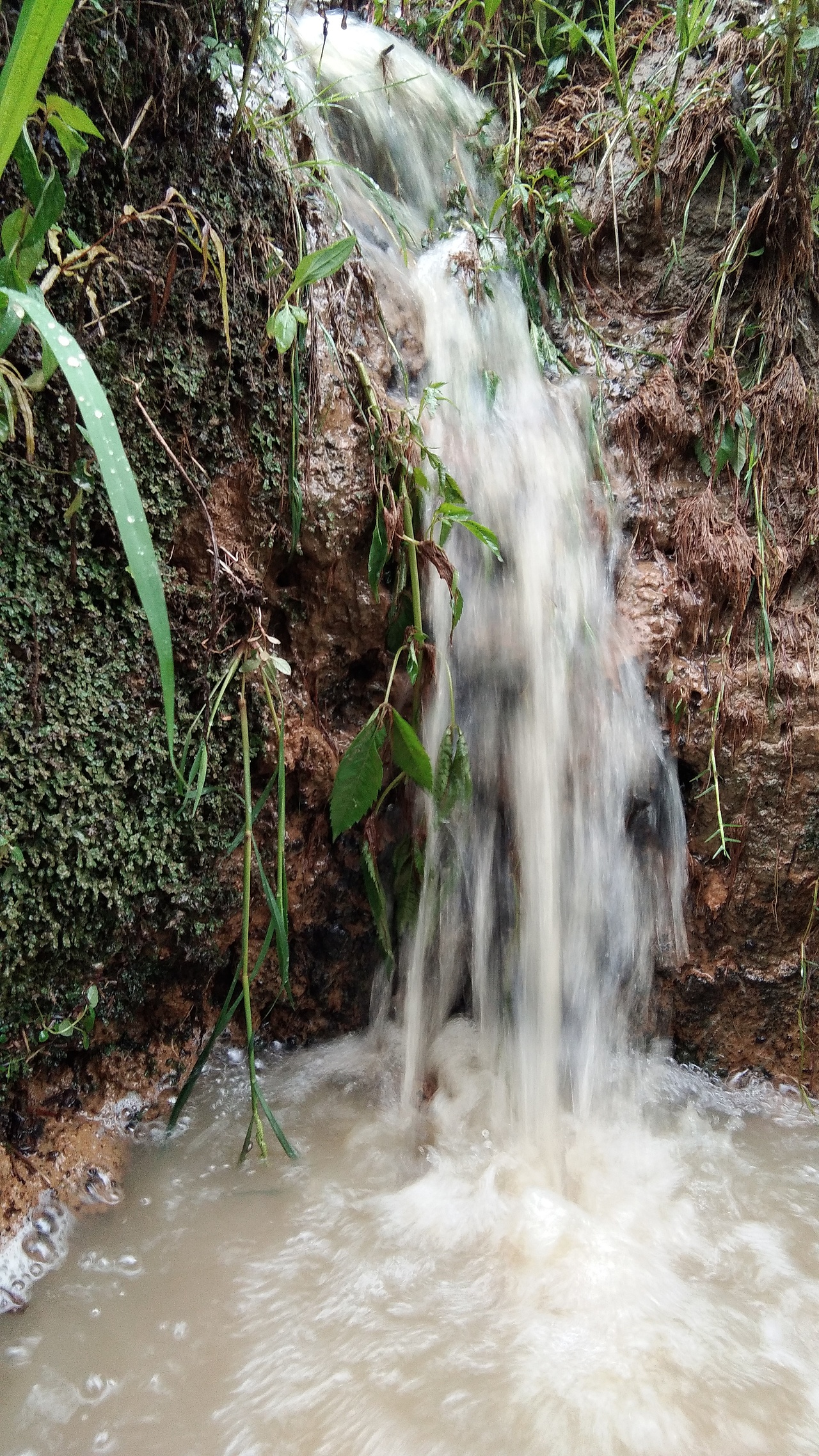 看着小水沟的水流,想起了美丽的瀑布.