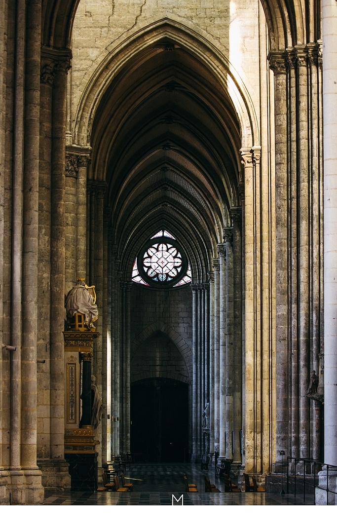 3米的内部净高,采用了当时最新的建造技术,包括集束柱的使用,让这座