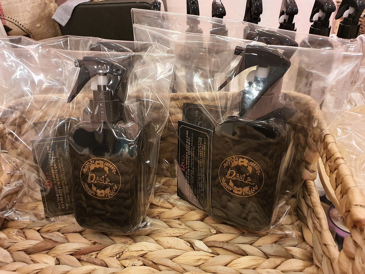 韩国护肤品牌logo与包装设计，插画运用