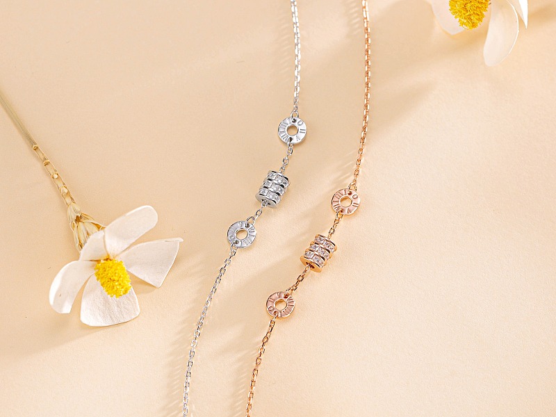 一组珍珠项链纯色背景场景组图拍摄