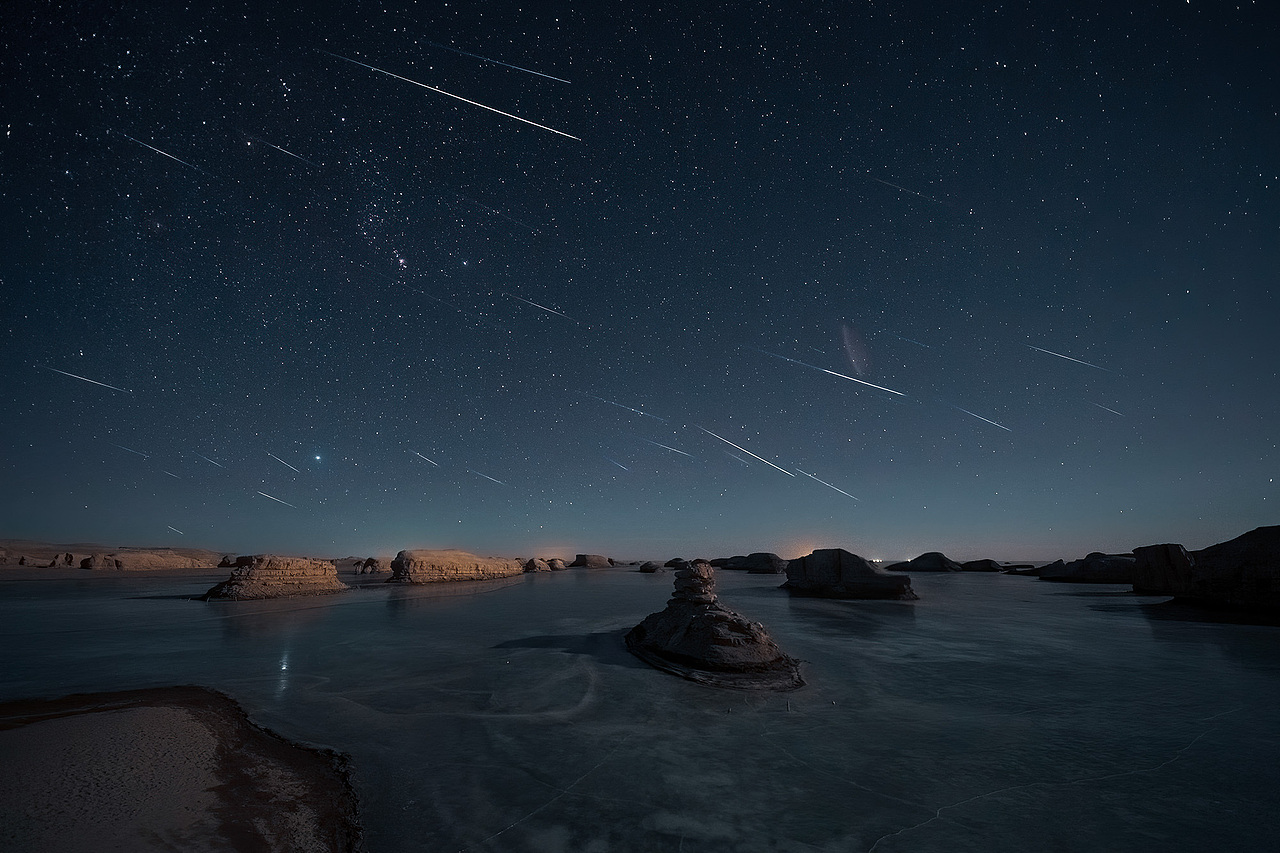 拍摄于青海-双子座流星雨,冬季水上雅丹,湖面上是冰