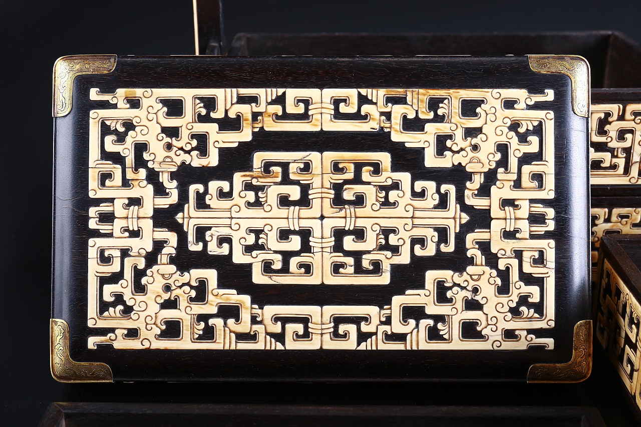 清雍正 紫檀嵌象牙夔龙纹提梁盒