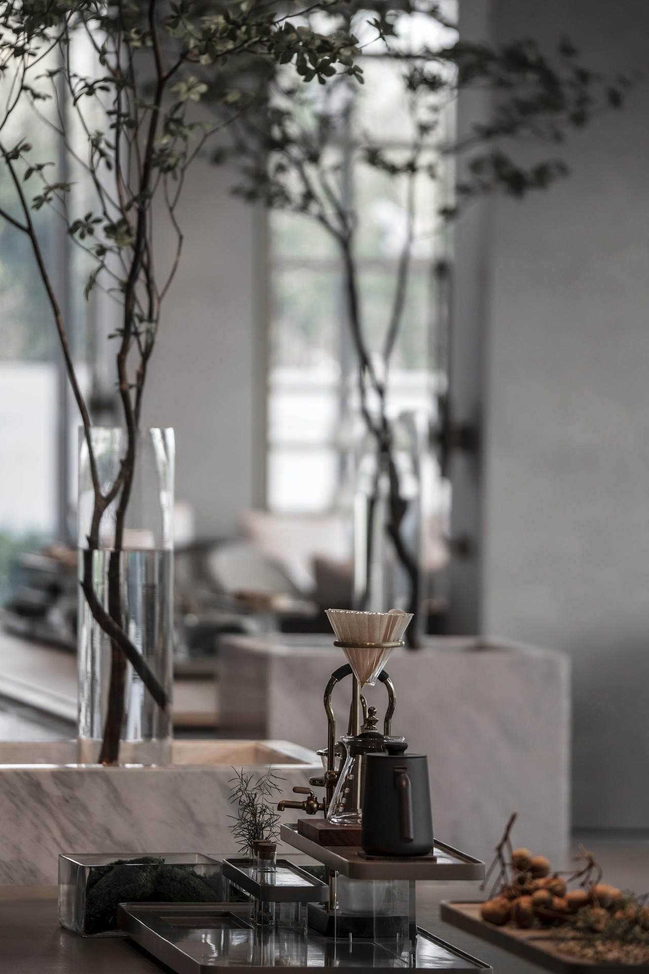 树干向上生长,自然的元素悄无声息的蔓延着,智能的屏幕传递着美好生活的百年理念,历史与自然总是在漫长时间中慢慢沉淀累积,成就更好的结果。