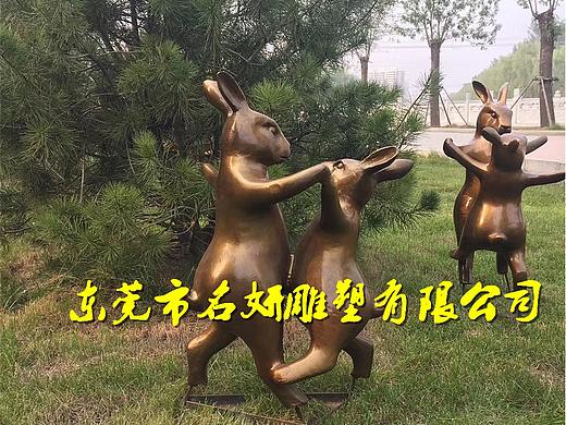 公园景观玻钢仿铜兔子雕塑在草地上蹦蹦跳跳很开心