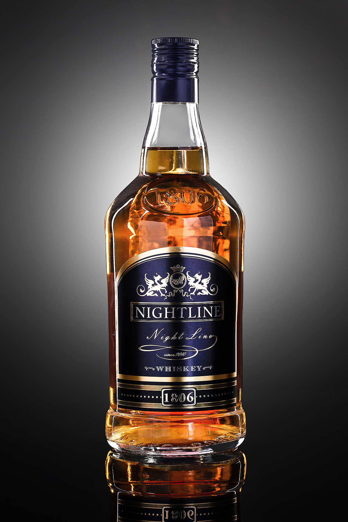 摄影师 作为工作室推广照片所拍摄的作品 主要体现酒的通透和酒瓶