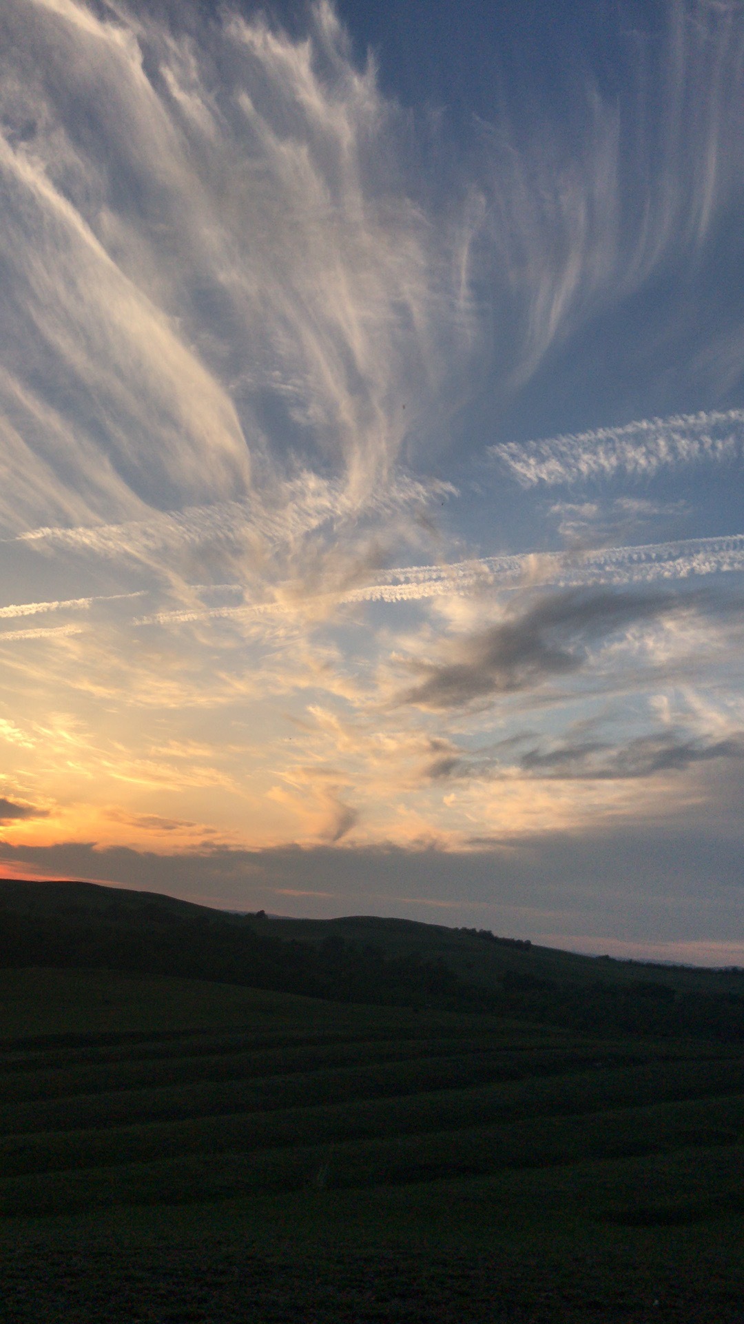 太阳西下 晚霞染红了天边!