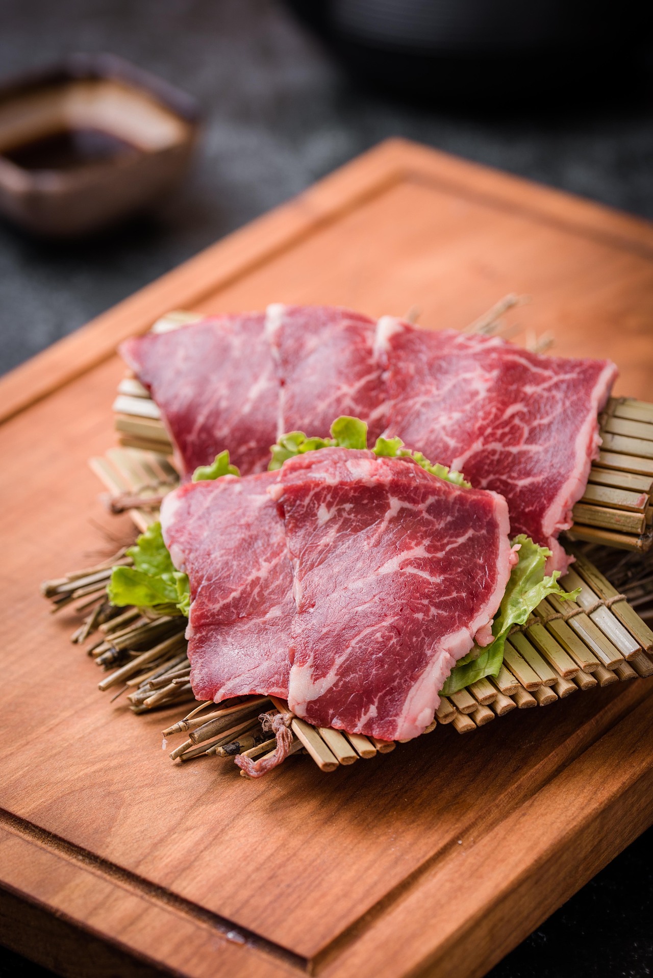 吉楽丸烧肉·深夜酒馆生牛肉拍摄