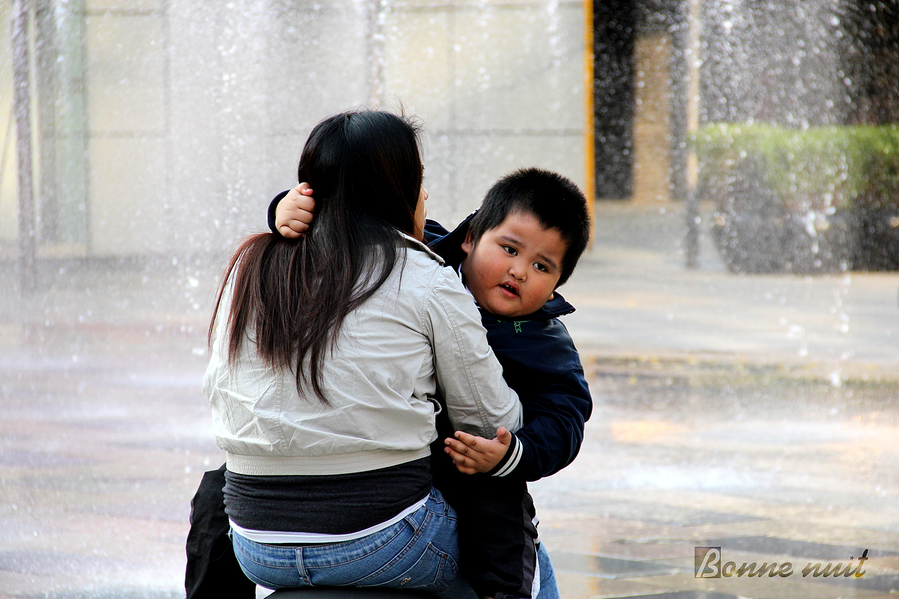 你的童年··有没有这样跟你的麻麻撒娇呐?