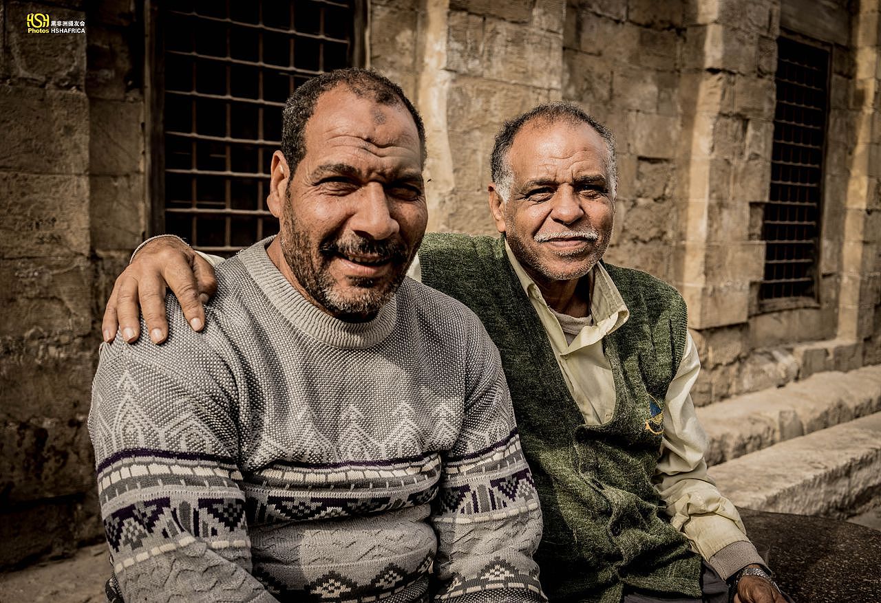 这两位也是经营铁器铺的，老头子很高兴的让我坐在他旁边，然后要求给他们哥俩拍照。
