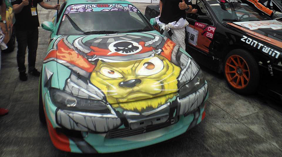 涂鸦后的战车和其它几辆表演车相比
是全场最拉风飘移车没有之一<br>