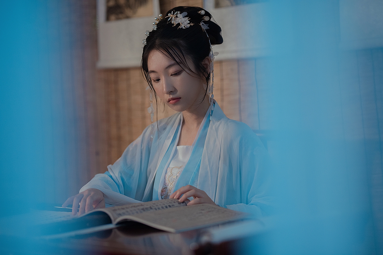 今生君恩还不尽,愿有来生化春泥。