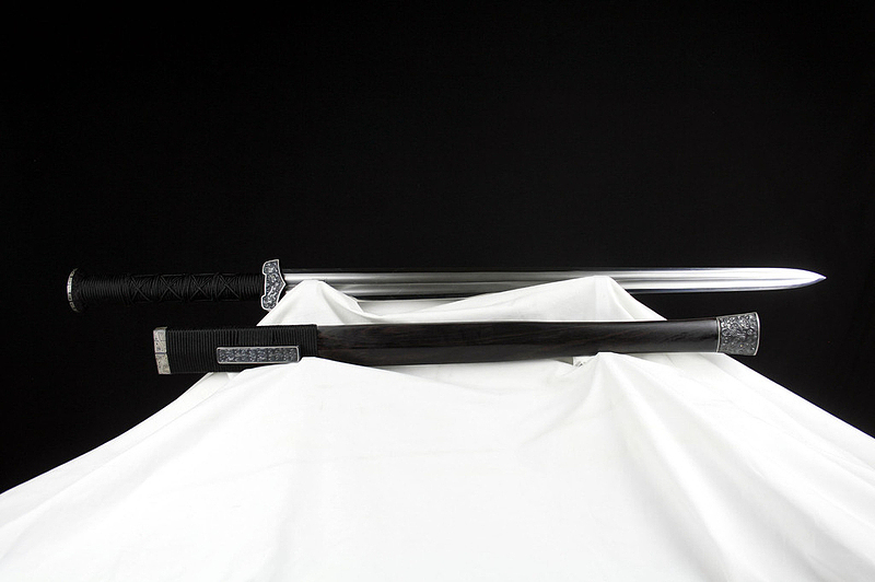 铁装饕餮纹八面汉剑