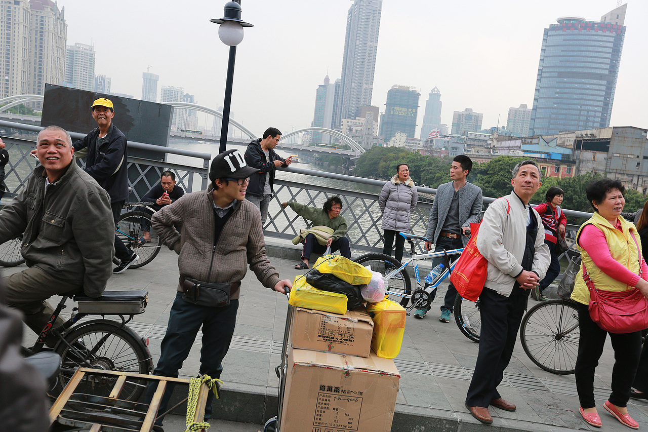 摄影师历时四年拍下“中国式围观”