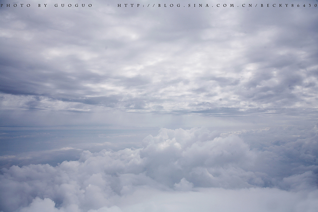 飞机上的云,上下一半。