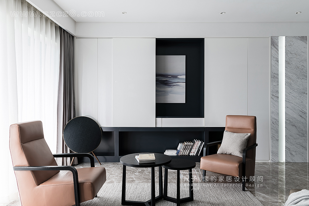 考虑到孩子教育问题，没有局限于传统的电视+沙发的客厅形式，以装饰画代替电视;预留好的插座线路，让业主有了更多选择。