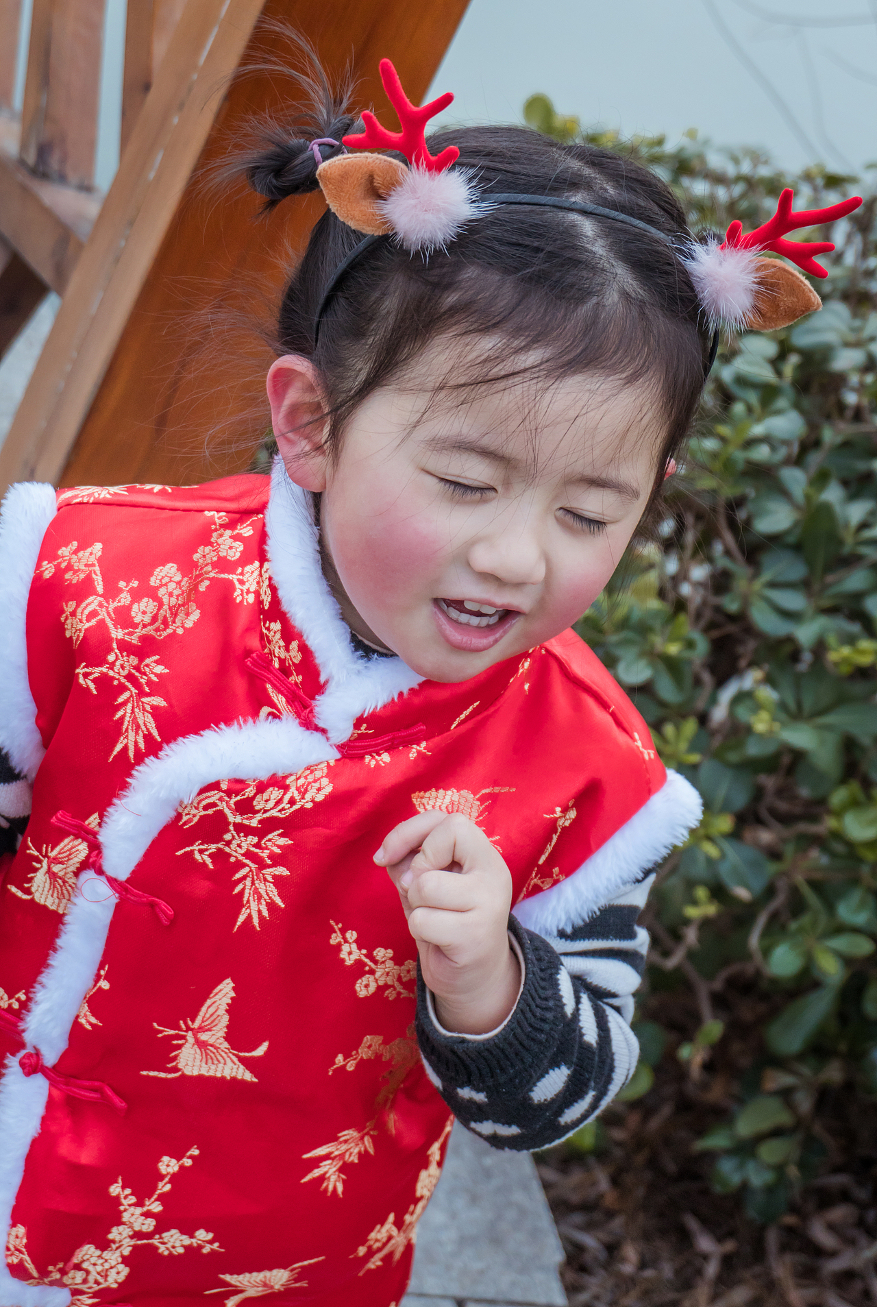 小郑三岁了-《公园玩耍》