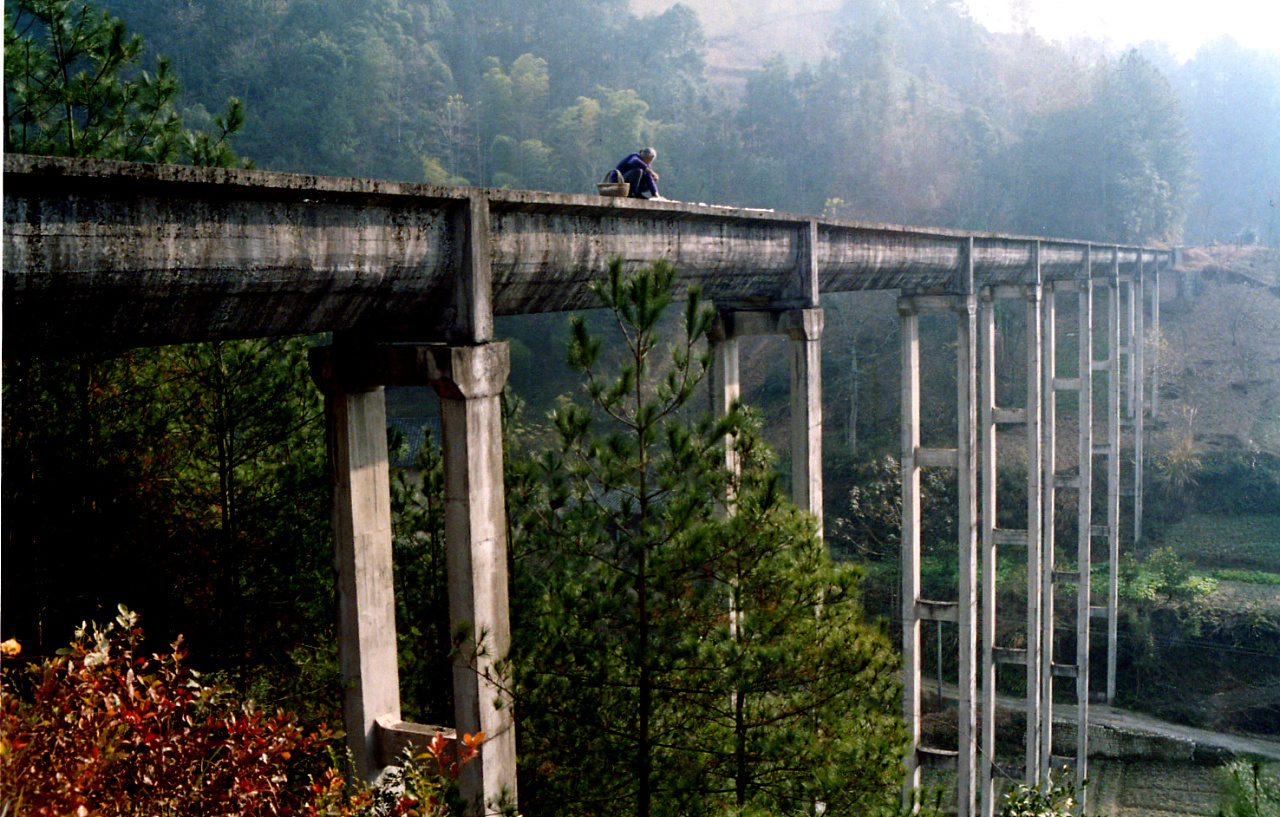 红瓦白墙 空气清新 闲情逸致 与世无争  引水桥 水库大坝 路边的水渠