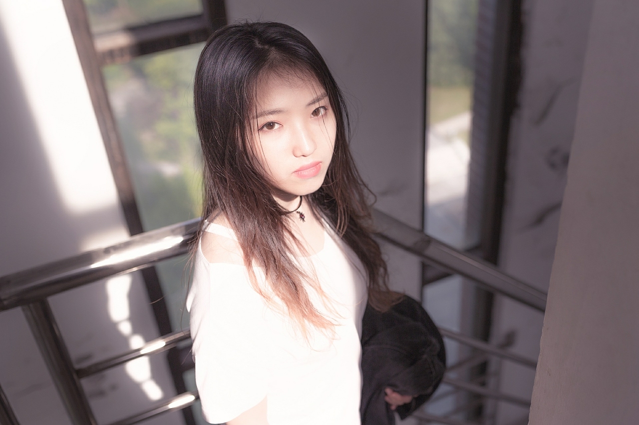 困在风里（图ZMTUwNTEyNTgw） - 人像摄影 - 站酷设计师葡萄亮晶晶PHOTo原创素材 - 站酷ZCOOL