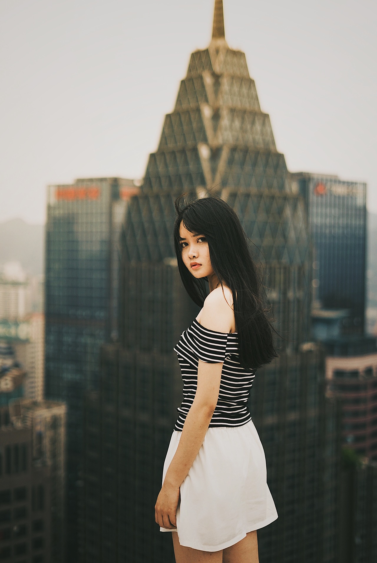 红衣少女回眸望夕阳下的你红灯