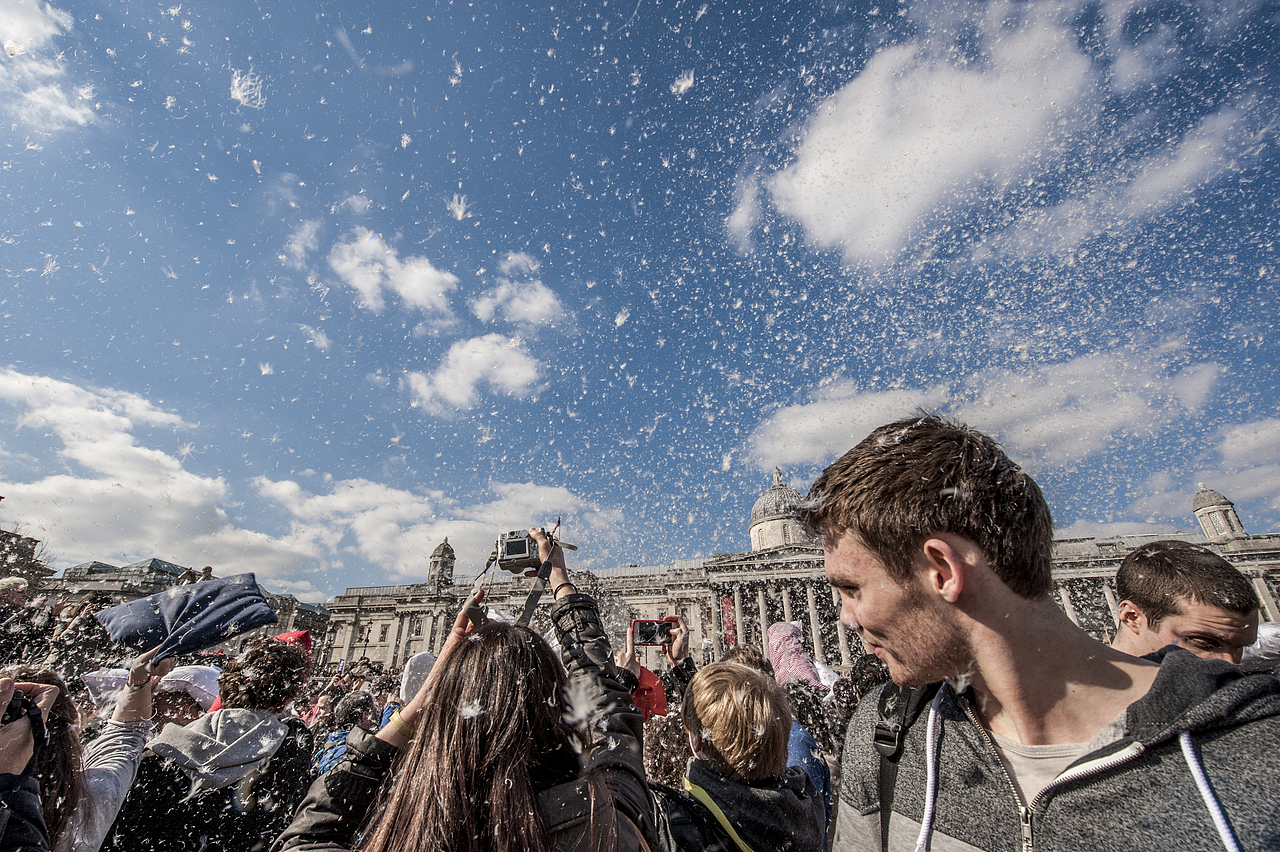 World Pillow Fight Day. London（图ZOTg4Nzg4OA==） - 人文/纪实摄影 - 站酷设计师秋千上的树叶原创素材 - 站酷ZCOOL