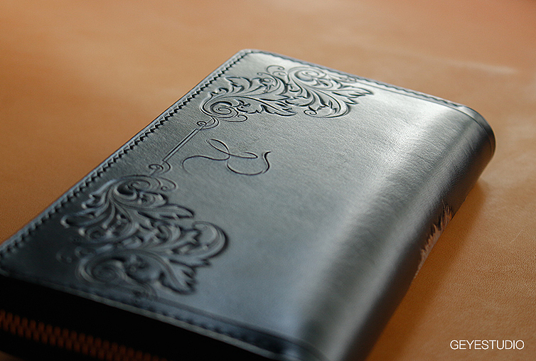 《革也皮雕》心有猛虎 细嗅蔷薇（图ZOTMwNzUzNTY=） - 工艺品设计 - 站酷设计师革也GeYe原创素材 - 站酷ZCOOL