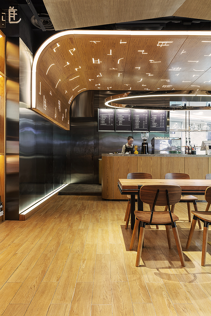 文化栈道·武广店
 <br>此店以“文化栈道”作为概念灵感，一方面是基于空间本身狭长的格局，另一方面，峻佳通过对空间进行有效合理的布局，分隔出一个笔直的走道，两端为书与产品，即寓意文化的栈道。