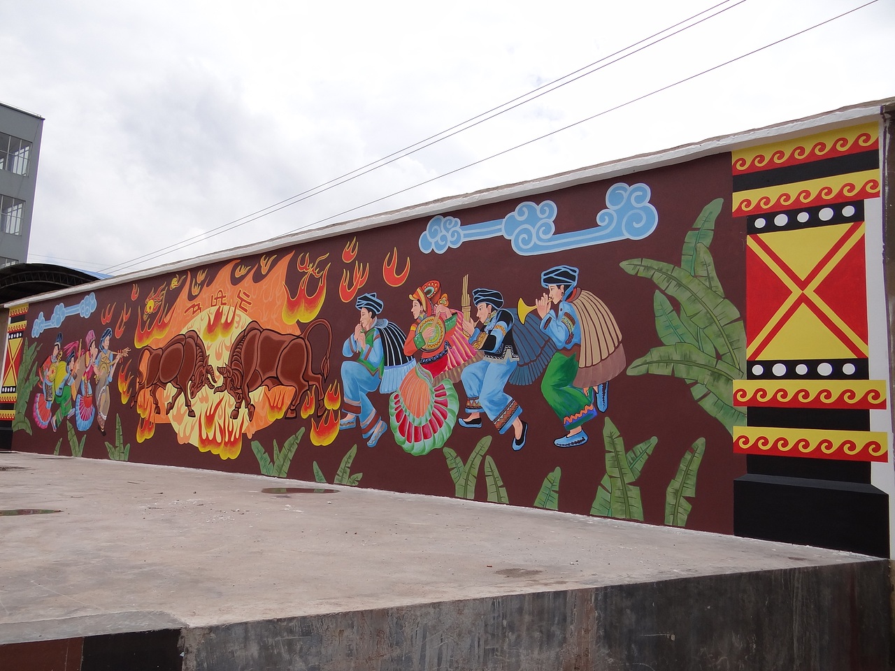 云南彝族传统斗牛火把节庆壁画舞台背景墙手工彩绘装饰