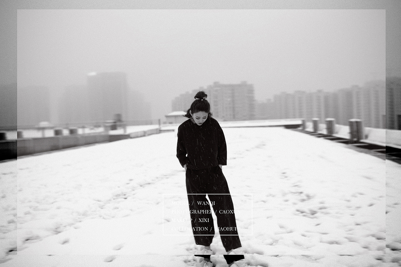 手插口袋是因为冷