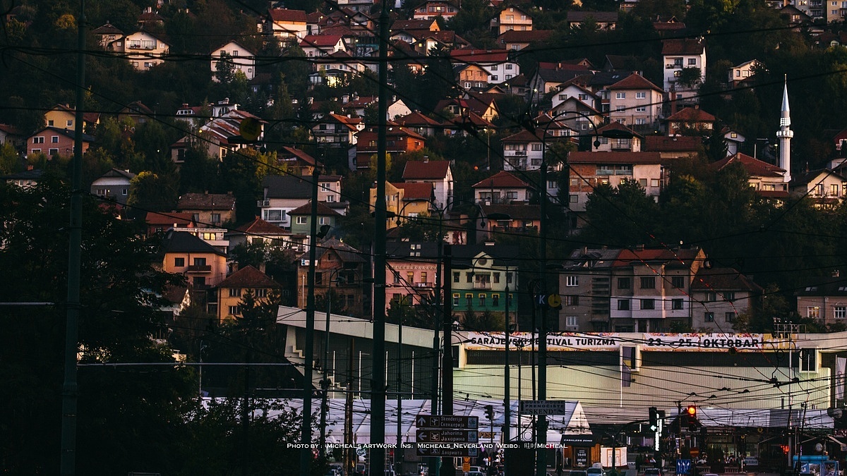 山坡的住宅依山势而建缓缓铺开，即将到来的暮色将城市打的昏黄神秘，我并不认识的字符原本是会给我带来些许不安，却因这个温暖的城市而变成了快乐的状态~我倒是蛮喜欢~