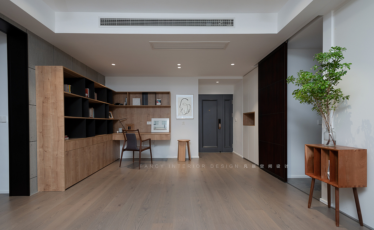 因为业主的工作关系,在家办公也是常有的事儿,此时就需要一处贴心的办公区域,但是又不喜欢太闭塞的空间,于是融入到了客厅的一角,在这个区域定制了整体的书柜+书桌。